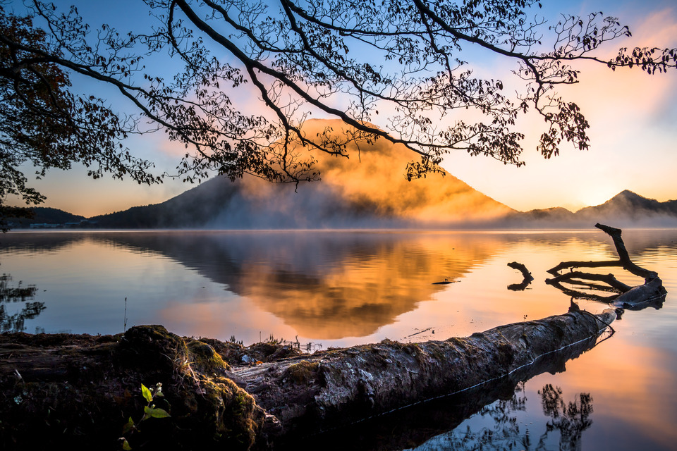 優秀賞　瞬(@1photo_2photo)さんの作品「朝霧を照らす夜明け」
