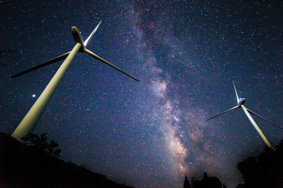 コスモエコパワー賞　油家良樹さんの作品「風車と星空を見上げて」