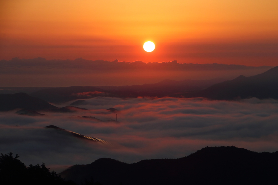 入選　服部佐次さんの作品「日の出と雲海」