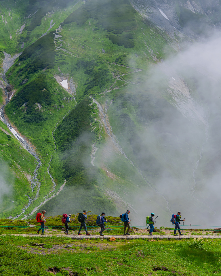 大人のリセット時間で賞　tsumizoさんの作品「室堂平を行く」
