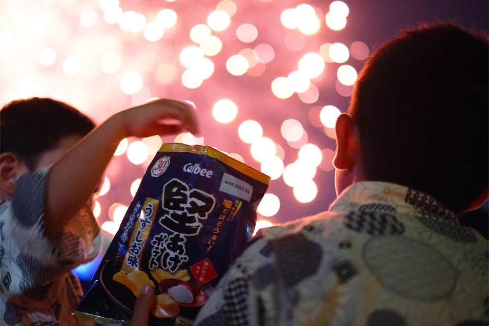 堅あげポテトが食べたくなるシーン！で賞　みどりさんの作品「夏の花火と堅あげポテト」