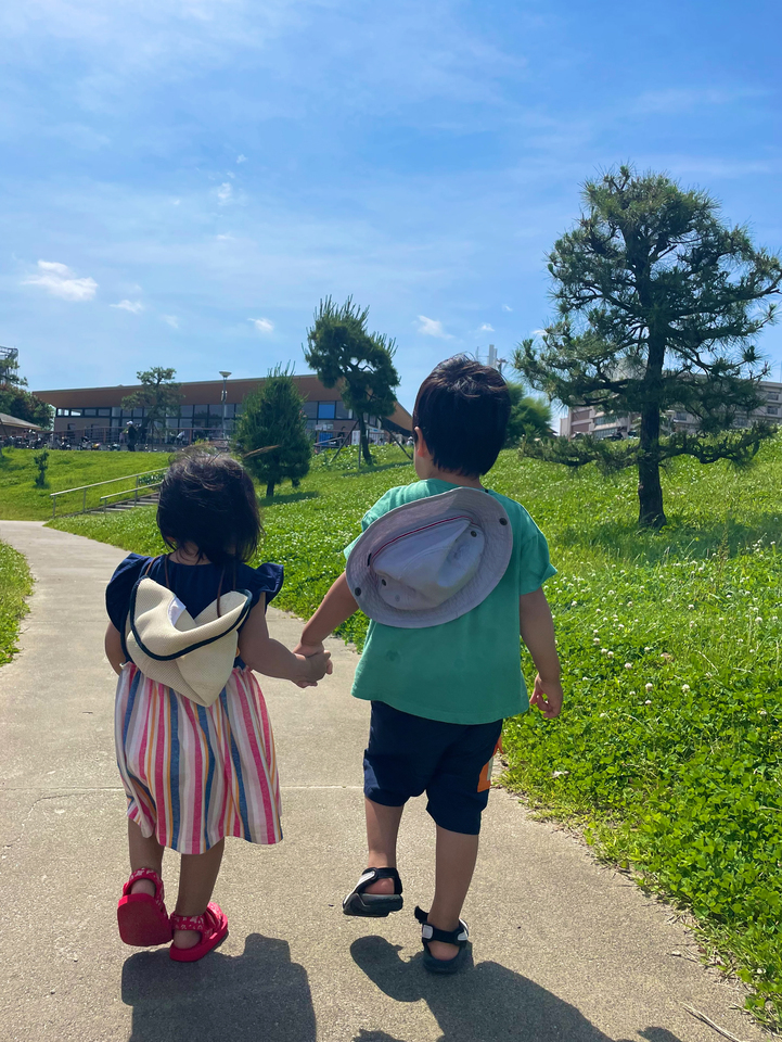 入選　れんさなさんの作品「小さな手、浜辺のさんぽ道」