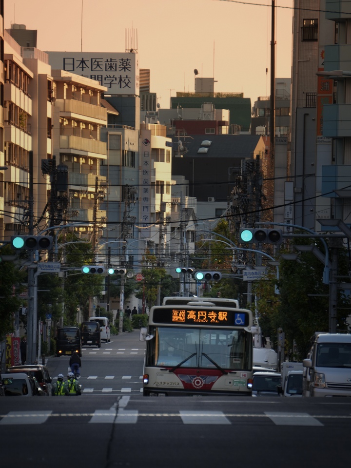 佳作（高円寺）　豊山瑛太さんの作品「夕映え、高円寺！」
