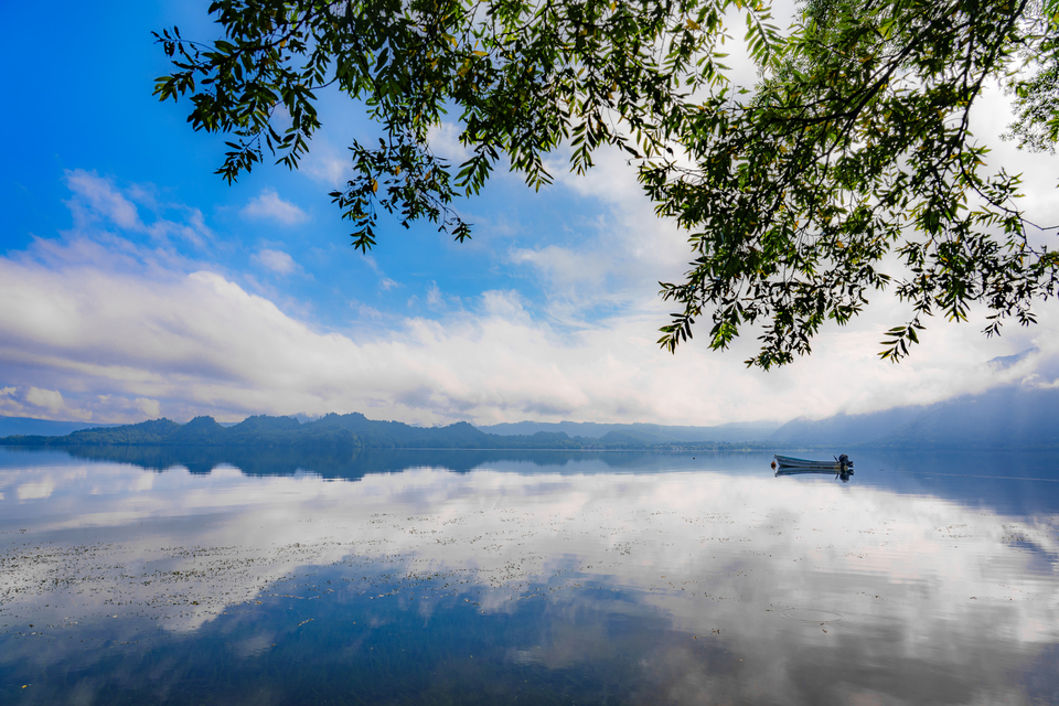 90周年特別賞（十和田八幡国立公園）　高谷幸陽（@koyo_gallery）さんの作品「大自然の記憶が眠る湖」