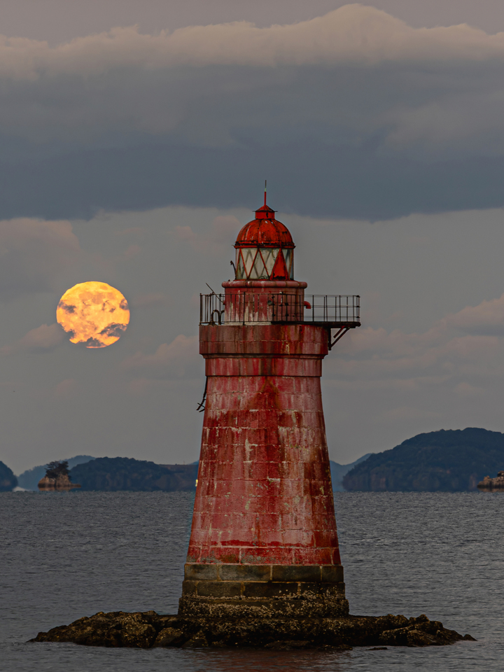 協賛賞（安岐水産賞）　すずさんの作品「赤灯台とコールドムーン」