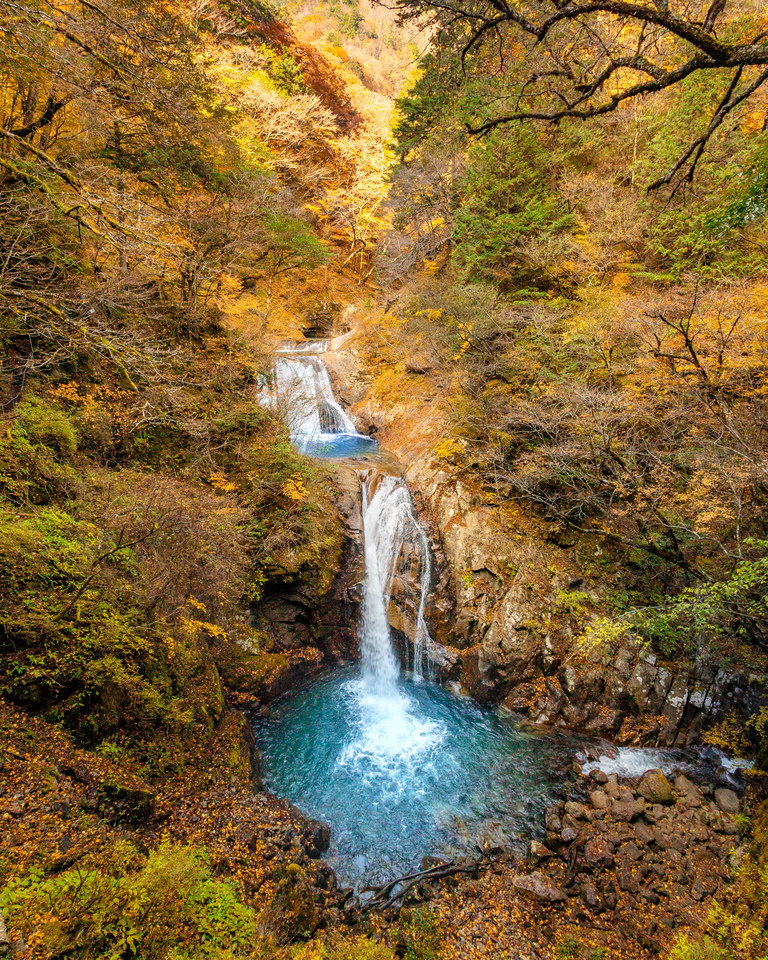 佳作　0dysseyzさんの作品「錦秋を縫う碧の段瀑」