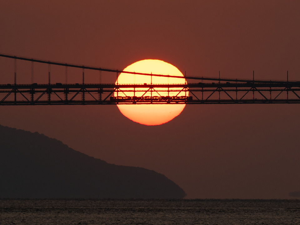 協賛賞（日本ドルフィンセンター賞）　Miu193さんの作品「瀬戸黄昏行き、鉄道のたび」