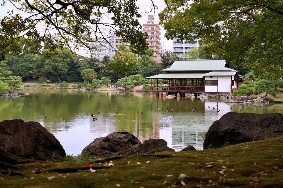 佳作　043_meguriauさんの作品「緑に包まれる庭園美」