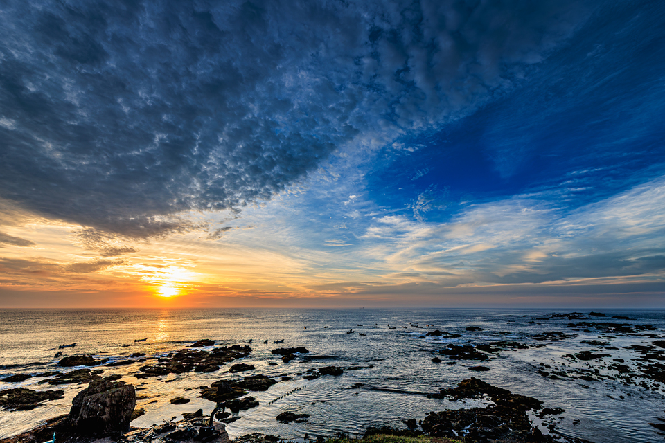 水がめぐり命育む 川・海　部門賞　えけせてね。さんの作品「襟裳岬の海と伝統的昆布漁の風景」