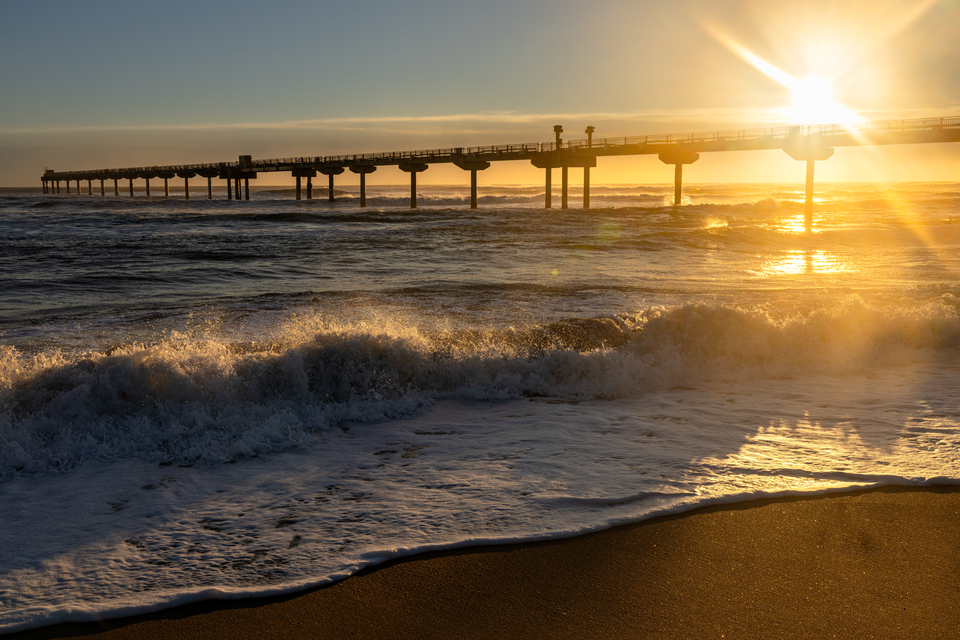 優秀賞（感じるままに切りとる神栖）　hanako52322さんの作品「朝波を渡る桟橋」