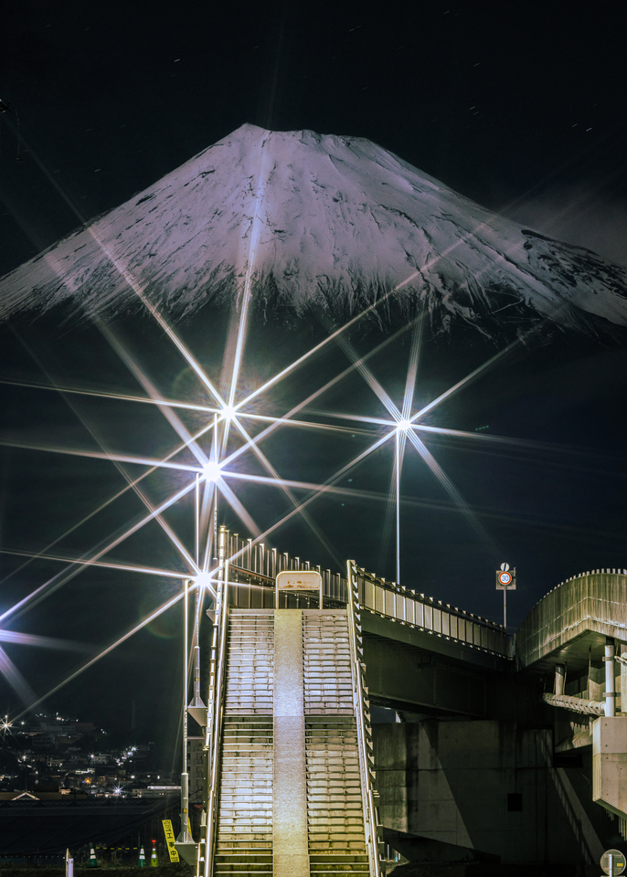 入選（富士山写真部門）　加藤 利忠さんの作品「煌夜に架かる夢橋富士」