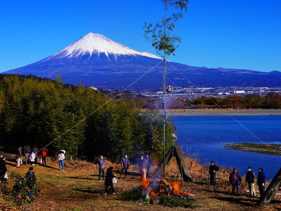 入選（富士山写真部門）　後藤 清二さんの作品「新年に集うどんど焼き」