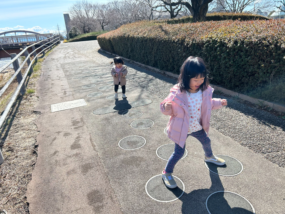 入選（スマホ写真部門）　影島 早紀さんの作品「お手本は、ねえね。」