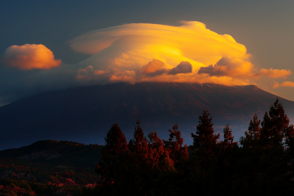 入選（富士山写真部門）　加藤 曻さんの作品「雲羽織る冬の朝富士」