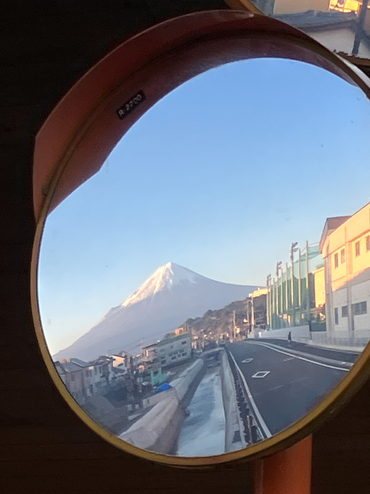 入選（スマホ写真部門）　石川 雅美さんの作品「こんな所に､雪の富士！」