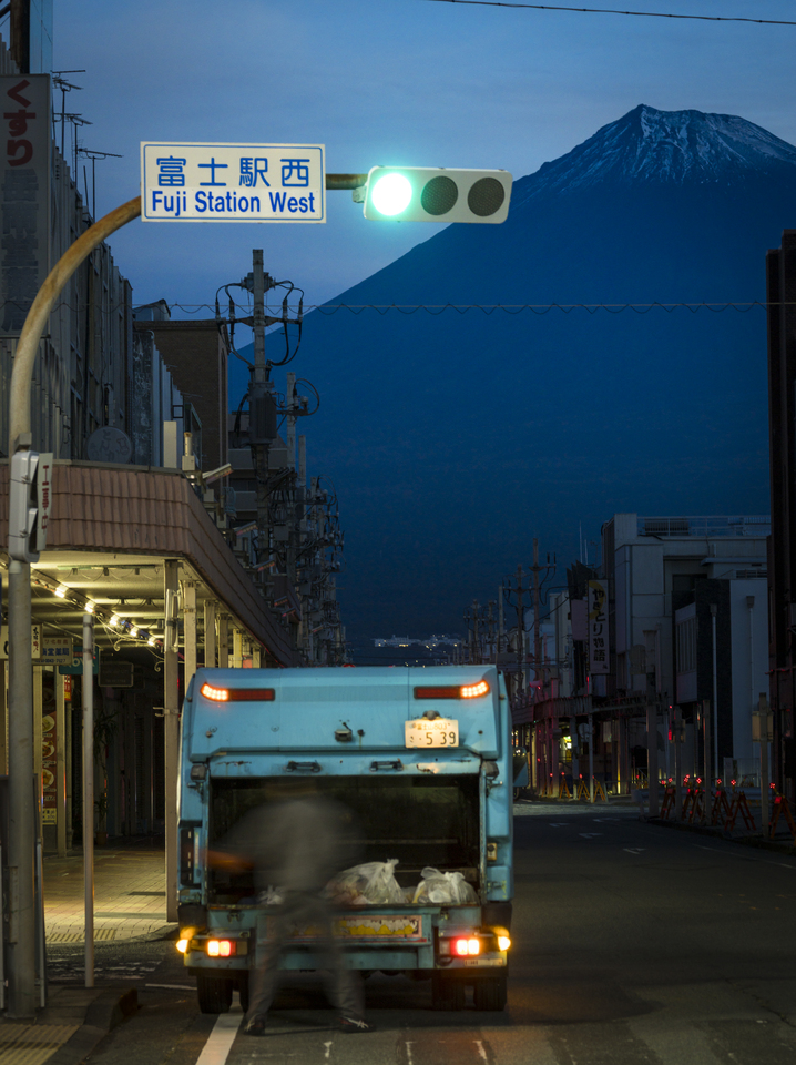 入選（富士山写真部門）　長井 佳隆さんの作品「富士と目覚める路地」