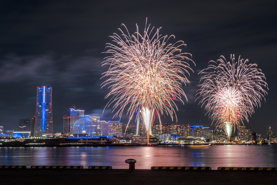 横浜夜景部門 入賞　33nekoさんの作品「蒼きみなとに咲く」