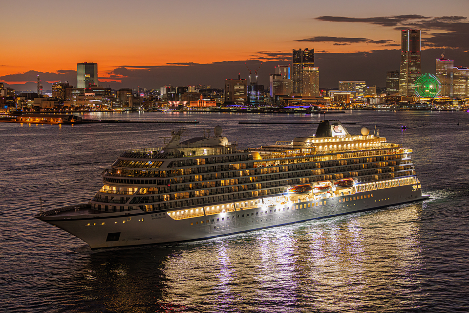 横浜夜景部門 最優秀賞　hironobu_m_55さんの作品「黄昏の出港」