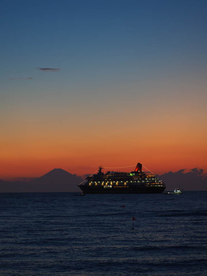優秀賞（市町村・ 観光協会部門）　館山市さんの作品「夕凪の鏡ヶ浦」