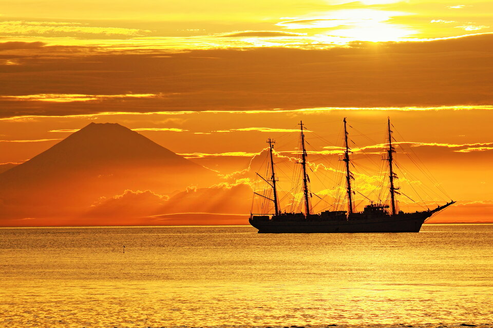 最優秀賞（一般部門）　小宮晃さんの作品「帆船海王丸の夕暮れ」