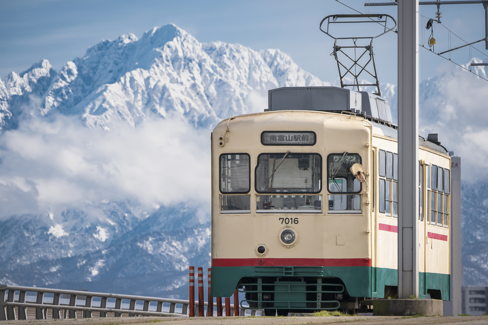 ローカル線・路面電車部門　Shiomichi Akimasaさんの作品「立山に見守られて」