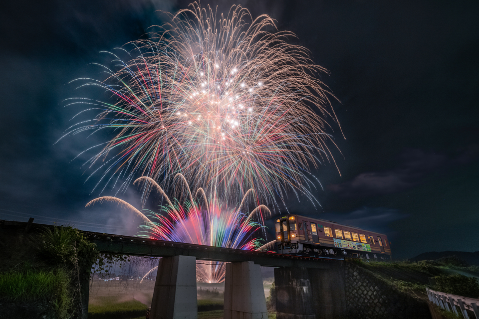 ローカル線・路面電車部門　小島　尚和(kojinao1122)さんの作品「花火鉄道」